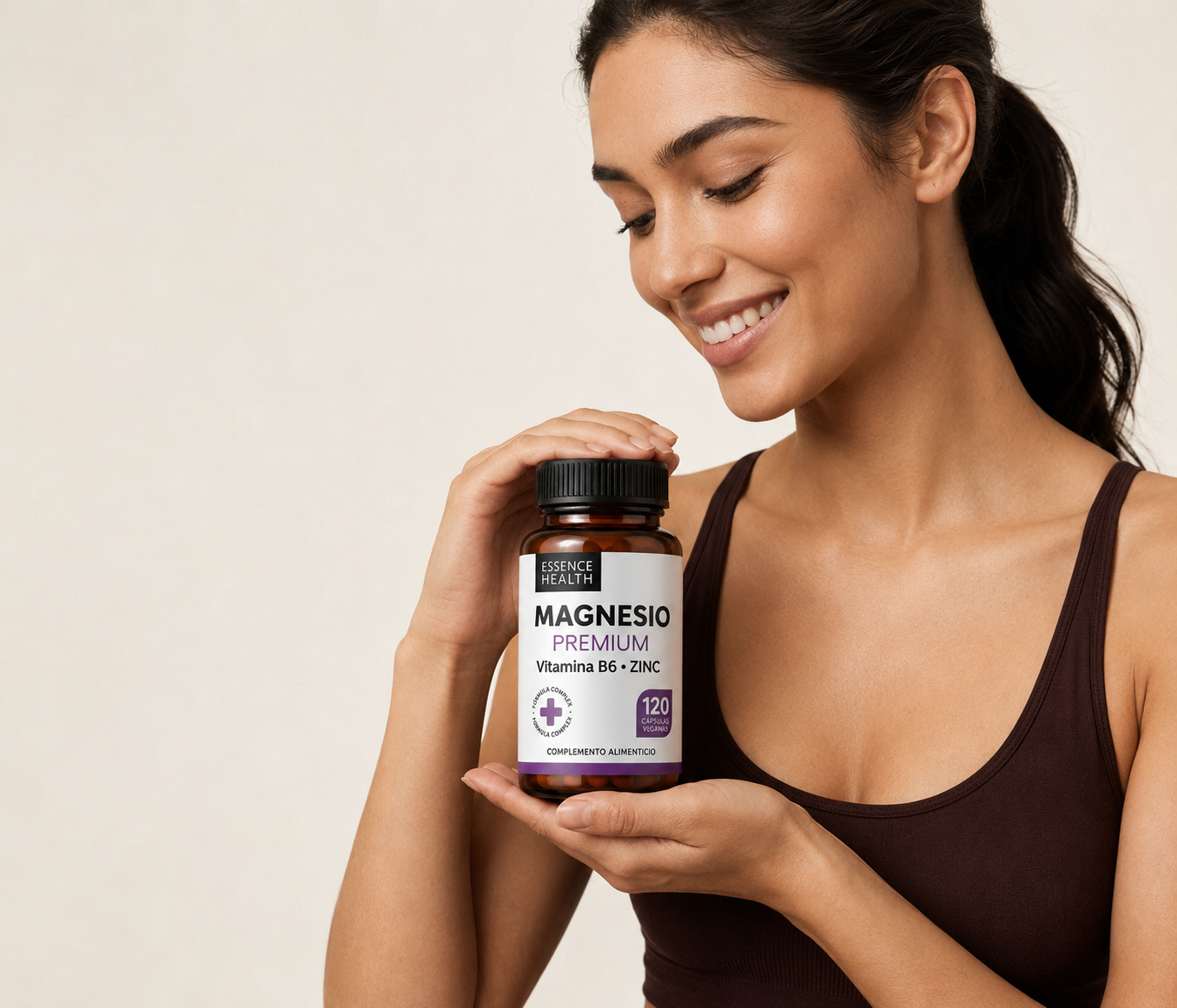 Mujer sonriendo con Magnesio Premium de Essence Health